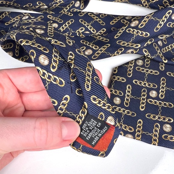 Chanel Navy Tie with Gold Chain Pattern - Picture 3 of 5